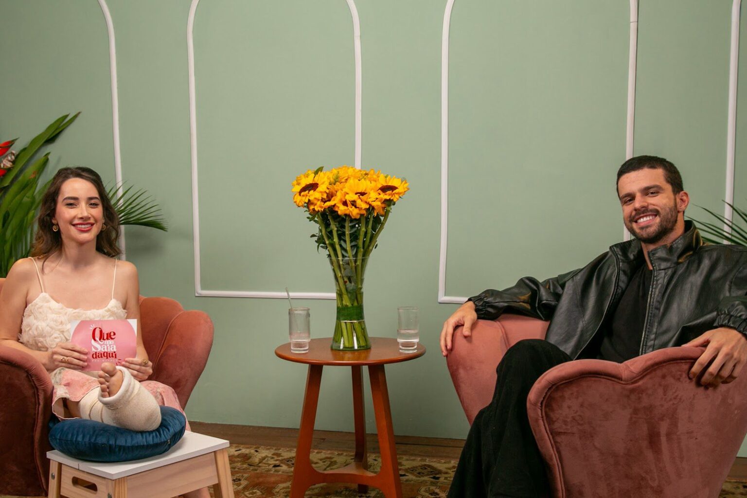 De Minas para o Mundo : Lucas Miranda detalha trajetória, o “Divisor de Águas” de “Vermelho Sangue” e o lançamento de seu primeiro EP no Podcast “Que Não Saia Daqui”