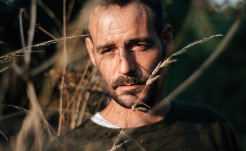 Roo Panes retorna ao Brasil em março de 2026, anuncia o EP Of all the lovely things that be e o novo single “Feel It True (Revisited)”