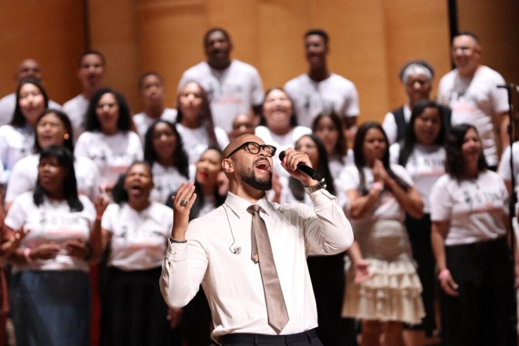 Ton Carfi celebra conquistas do projeto “Tom das Periferias” com mais de 500 alunos no Teatro Municipal de São Paulo