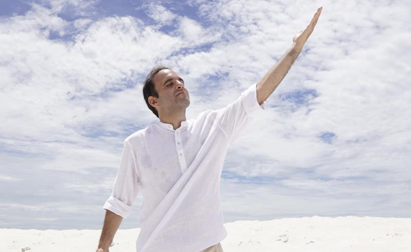 Edu Silvera lança “Vou Confiar” e transforma música em experiência audiovisual nas dunas de Cabo Frio