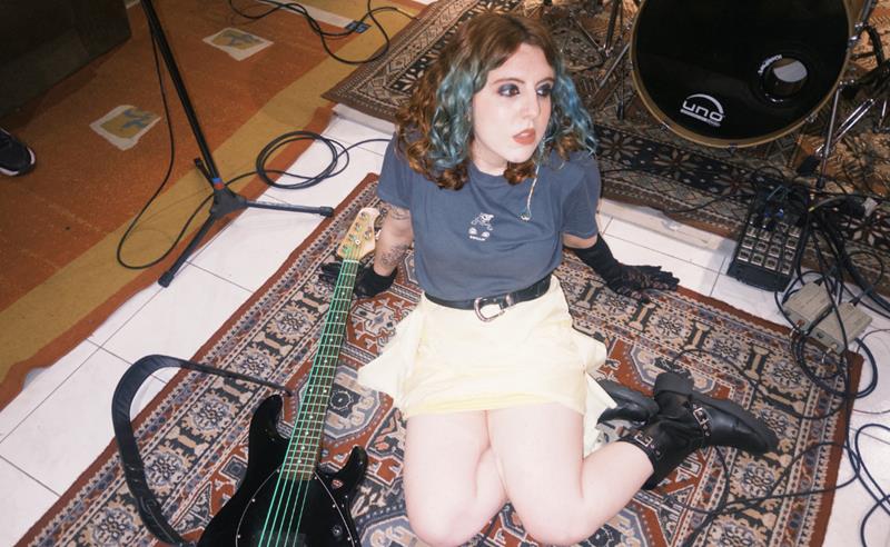 Com energia pop punk e humor ácido, Tuany apresenta “Deito e Choro”