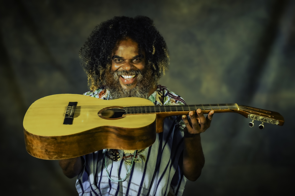 5/4 – Tom Nascimento celebra 25 anos de carreira com o show “Reticências…”