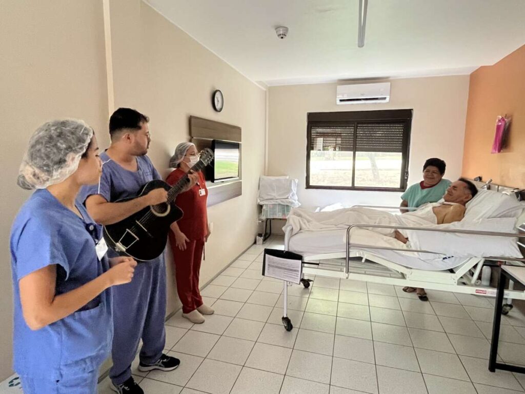 Casa de Cuidados do Ceará promove projeto temático de Páscoa com sobremesa de chocolate e apresentações musicais para pacientes internados